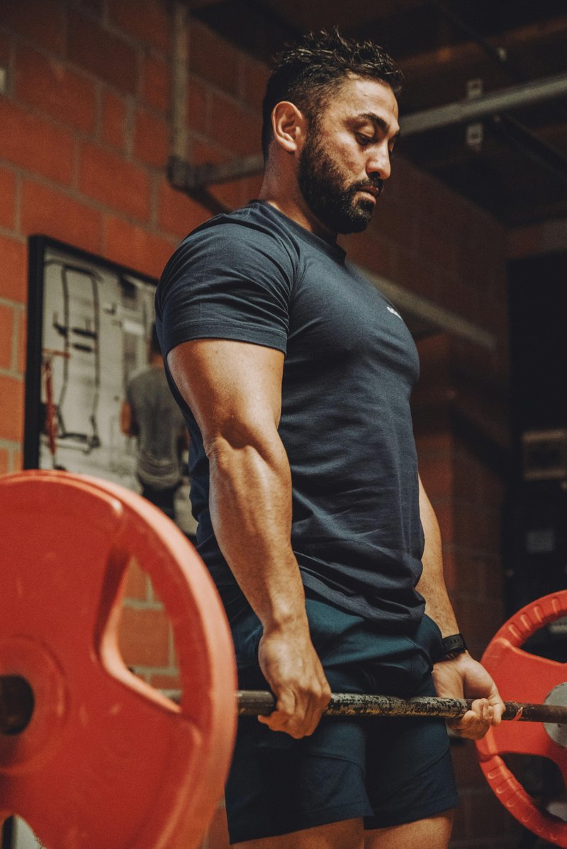 Best Time to Jelq for Maximum Gains (Backed by Experience) visual metaphor – confidence and energy