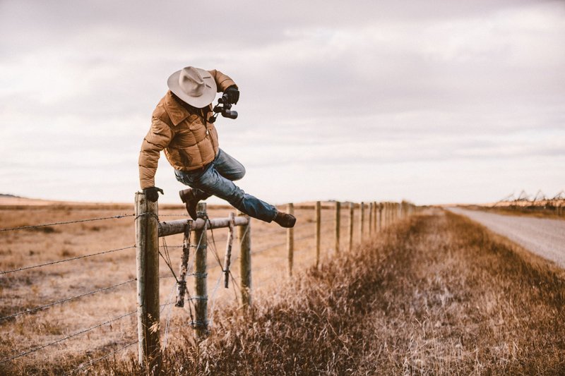 How to Avoid Energy Crashes in Men and Stay Sharp All Day visual metaphor – confidence and energy