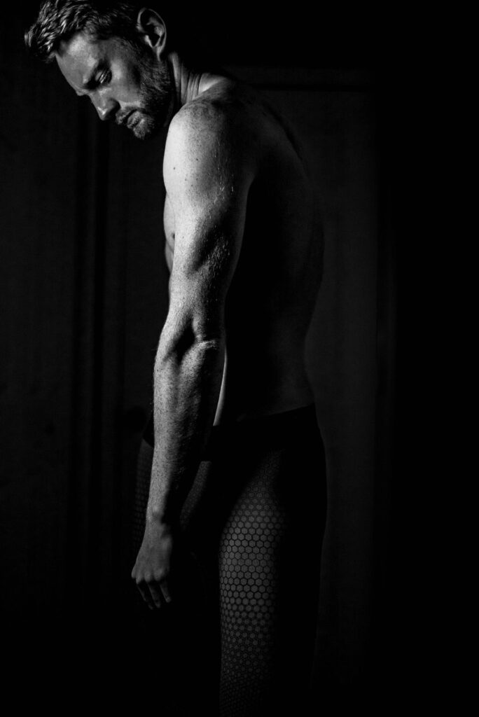 Best Tinder Photo Poses for Men That Instantly Attract Women – strength and sexual wellness theme