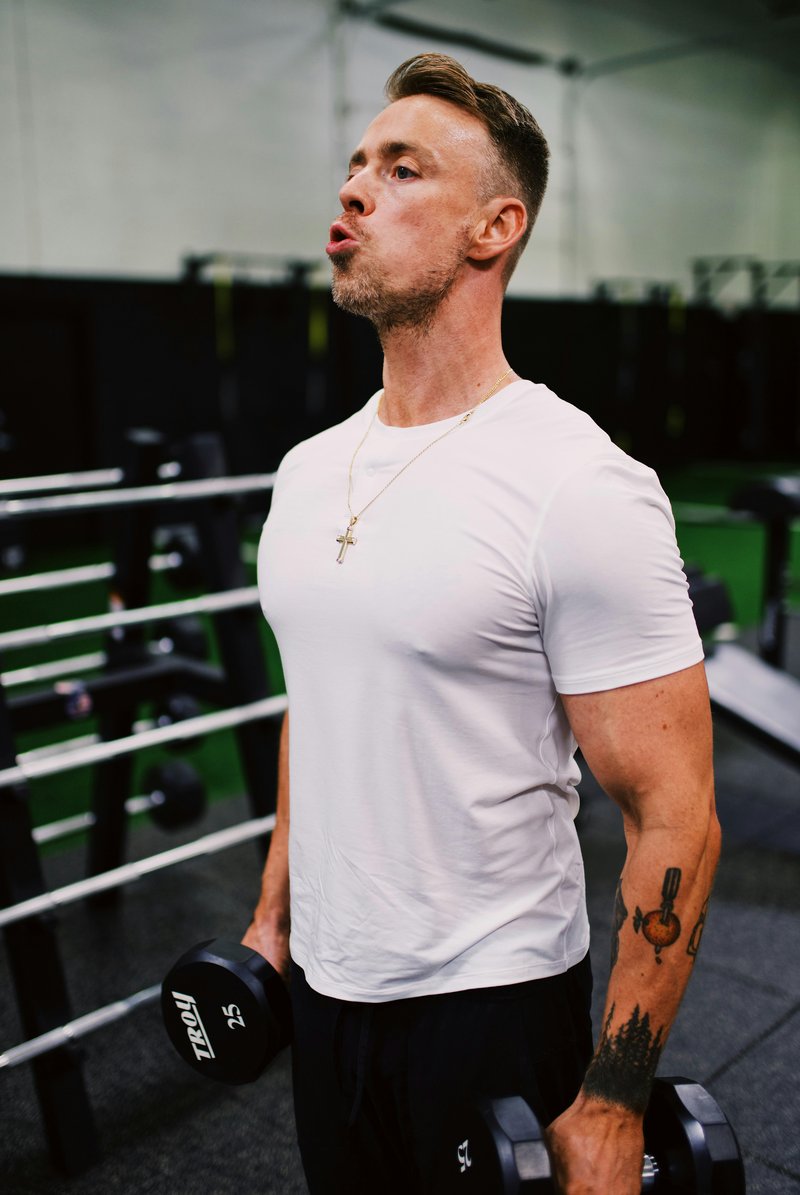 Top Clothes That Make You Look Taller Without Trying – strength and sexual wellness theme