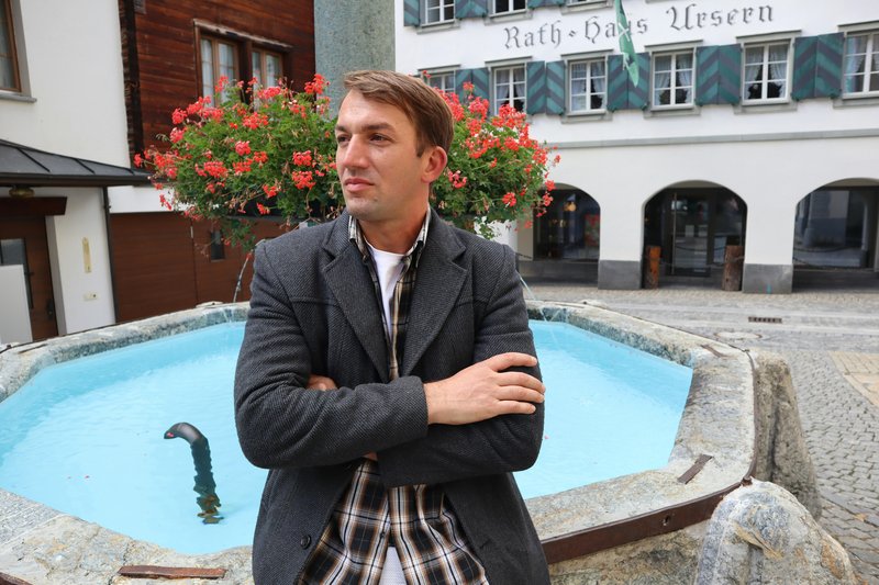 Blue Light vs Natural Light: How Screens Are Destroying Your Sleep and Testosterone – strength and sexual wellness theme