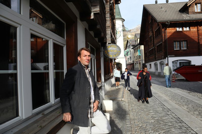 Self-Respect in Dating: The Alpha Approach to High-Value Attraction visual metaphor – confidence and energy