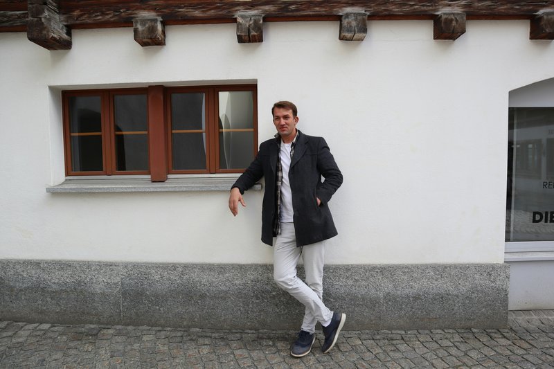 Dating Red Flags Every Man Should Watch Out For visual metaphor – confidence and energy